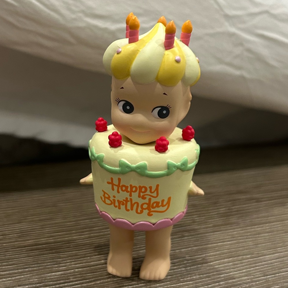 Sonny angel yellow happy birthday cake